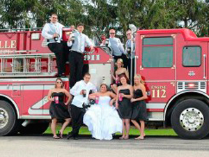 Свадьба внутри пожарной машины
